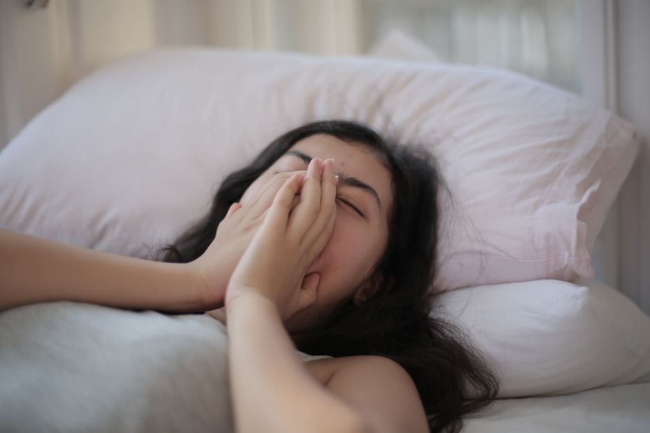 잠들기 전 기침은 마음 탓이 아니라, 누운 자세에서 고이는 분비물 때문입니다.